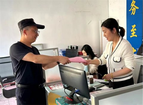 縣行政執法局開展“門前三包”宣傳活動